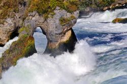 Arco di roccia frustato dalle cascate di Sciaffusa, lungo il corso del Reno - © J.Schelkle / Shutterstock.com