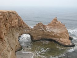 Arco di roccia lungo la costa di Paracas, nel ...