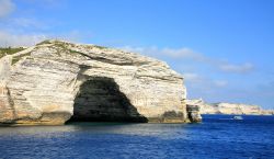 Presso Bonifacio, nella Corsica del Sud, una grotta naturale lungo la costa rocciosa - © LeniKovaleva / Shutterstock.com