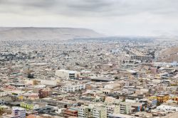 Arica vista aerea dalla celebre Morro Rock, che permette il panorama completo della città piu a nord del Cile - © Israel Hervas Bengochea / Shutterstock.com