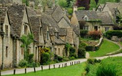 Arlington Row a Bibury, Inghilterra - Uno scorcio di Arlington Row, una delle vie più fotografate d'Inghilterra dove l'uno a fianco dell'altro sono schierati dei cottage in ...