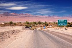 L'arrivo a San Pedro Atacama proveniendo da Antofagasta. Ci troviamo in una delle zone più aride delle Ande e del mondo, nel nord del Cile - © Nataliya Hora / Shutterstock.com ...