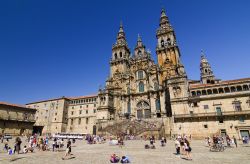 L'agognato arrivo dei pellegrini del cammino di Santiago: la piazza centrale di Santiago de Compostela e la Cattedrale che ospita la tomba San Giacomo (Spagna) - © Natursports / Shutterstock.com ...