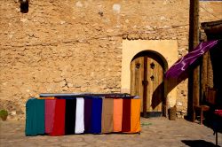 Artigianato berbero e vendita di vestiti e souvenire presso l'oasi di Tamerza in Tunisia - © lkpro / Shutterstock.com