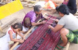 Artigiani al lavoro sull'isola di  Flores in Indonesia - © TK Kurikawa / Shutterstock.com 