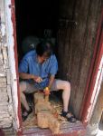 Artigiano del legno al lavoro a  Zhouzhuang in Cina