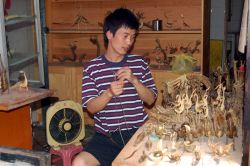 Artigiano esperto della lavorazione della paglia a Zhouzhuang  in Cina 