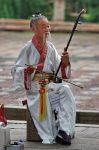 Artista di stradasi esibisce nella piazza di Tongli (Cina)