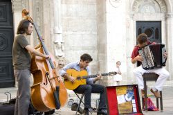 Il Buskers Festival di Ferrara è un grande festival di artisti di strada che si svolge ogni anno a fine agosto - inizio settembre. Un migliaio di musicisti invadono la città e ...