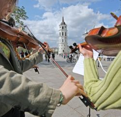 Artisti di strada in piazza nel centro di Vilnius - ...