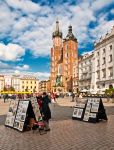 Artisti di strada mostrano le proprie opere pittoriche nella grande Piazza del Mercato di Cracovia,  in  Polonia - © Deymos / Shutterstock.com 