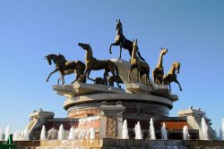 Ashgabad,  Turkmenistan il monumento ai cavalli  - Foto di Giulio Badini / I Viaggi di Maurizio Levi