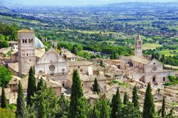 Assisi dall'alto con a destra Santa Chiara e a sinistra San Rufino. E' uno splendido scorcio panoramico quello fotografato in questa immagine che ritrae alcuni dei più suggestivi ...