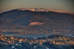 Assisi e il monte Subasio visti da Perugia al Tramonto
