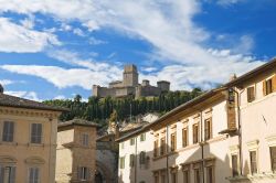 Da più di 800 anni la Rocca Maggiore domina Assisi e la valle del Tescio rappresentandone un'importante fortificazione per la loro difesa. La fortezza medievale si può raggiungere ...