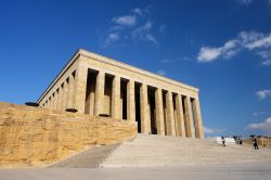 Ataturk Mustafa Kemal, il primo presidente turco, è celebrato in questo Mausoleo di Ankara in Turchia. Ataturk fu un eroe di guerra durante la Prima Guerra Mondiale e guidò la ...