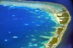 Atollo in Polinesia visto dall'aereo, il blu dell'Oceano Pacifico e l'azzuro elettrico della laguna cone le acque verdi intorno alla barriera corallina - Foto Enrico Montanari