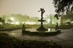 Fontana di notte a Audubon Park, New Orleans - Parco cittadino situato nella uptown di New Orleans, questo spazio verde pubblico deve il suo nome all'artista e naturalista John James Audubon ...