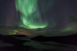 Aurora boreale in Islanda sopra a dei crateri ...