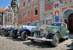 Auto d'epocain mostra nel centro di Riga in Lettonia - © Nikonaft / Shutterstock.com 