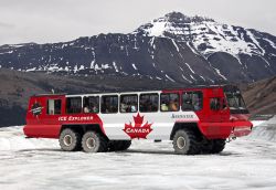 Autobus sul lago Athabasca ghiacciato in Alberta Canada - Foto di Giulio Badini