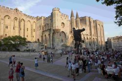 Avignone Place du Palais e Palazzo dei Papi - Tourisme, ...