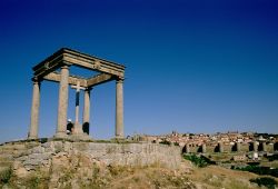 Avila, Castiglia Leon:Los Cuatro Postes - Copyright ...
