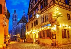Avvento a Rothenburg ob der Tauber, Germania - Ogni anno nel periodo natalizio, la graziosa cittadina di Rothenburg si trasforma in un luogo da fiaba. Decorata con luminarie che ne rendono l'atmosfera ...