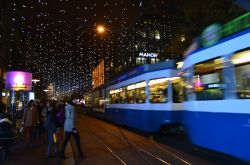 Avvento a Zurigo: le luminarie di Bahnhofstrasse, la via dello shopping della città