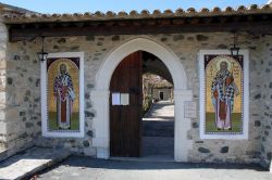 Ayos Heraklidhios, è un famoso monastero che si trova vicino a Nicosia (a 20 km circa) la capitale di Cipro - © Ioannis Ioannou / Shutterstock.com