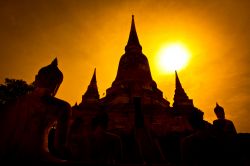 Ayutthaya, Thailandia: le stupe a fianco dei templi buddisti poco prima del tramonto - © apiguide / Shutterstock.com