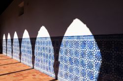 Azulejos nel chiostro del Convento di Cristo a Tomar in Portogallo - © topora / Shutterstock.com