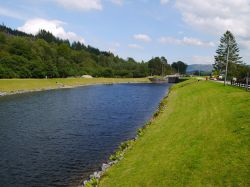 Una panoramica del Caledonian Canal presso Gairlochy in Scozia.
