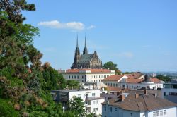 La cattedrale dei Santi Pietro e Paolo a Brno, Repubblica Ceca. Realizzata in stile neogotico ma successivamente rimaneggiata, questa chiesa nasconde al suo interno arredi barocchi e sculture ...