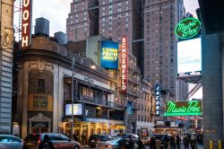 Uno scorcio di Broadway, New York, USA: questa strada dello stato di New York si estende per circa 50 km di cui 23 dentro la città di New York - ©  EricHsu NYC Company