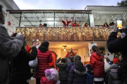 Babbo Natale saluta i Bambini al Salento Santa Claus Village
