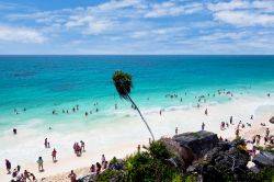 Bagnanti sulla Riviera Maya: tutti al mare sulla spiaggia di Tulum nel Quintana Roo del Messico - © VICTOR TORRES / Shutterstock.com
