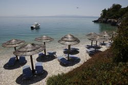 Bagno attrezzato in una spiaggia con ciottoli a Skopelos in Grecia - © Anton Chalakov / Shutterstock.com