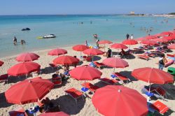 Bagno le Dune a Porto Cesareo, di fronte a Torre Chianca, costruzione rinascimentale a protezione delle coste ioniche del Salento