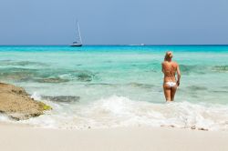 Un bel bagno nelle acque cristalline di Formentera, una delle isole principali dell'arcipelago delle Baleari, lungo la costa centro-orientale della Spagna - © el lobo / Shutterstock.com ...