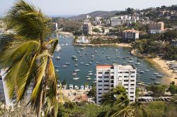 La baia di Acapulco, la famosa spiaggia del Messico, nello stato di Guerrero - © alysta / Shutterstock.com