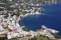 Vista panoramica di Agia Marina, Dodecaneso. Assieme alla località di Platanos e Pandeli, Agia Marina forma la capitale dell'isola di Leros che la ospita nella sua parte centro orientale. ...