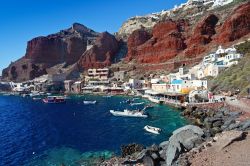 La baia di Amoudi, sotto al villaggio di Oia ...