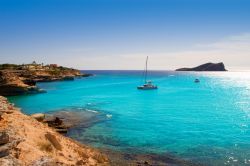 La baia di Cala Conta Conmte a Ibiza, Baleari (Spagna) - © holbox / Shutterstock.com