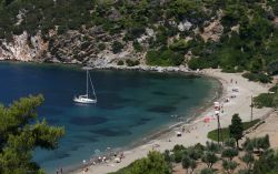 La baia Di Pefkos, a Skyros in Grecia, ospita ...