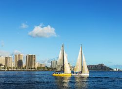 La Baia Honolulu, isola Oahu (Hawaii). Qui vicino si trova l'insenatura di Pearl Harbour, famosa per il celebre attacco giapponese, il 7 dcembre 1941. Sullo sfondo  della baia si nota ...