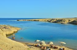 Una baia di Hurghada. Nella barriera corallina antistante gli appasionati possono fare snorkeling nel Mar Rosso egiziano - © Elzbieta Sekowska / Shutterstock.com