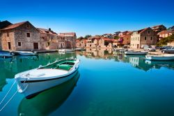 Vecchia baia ad Hvar (Lesina) una delle isole più belle della Croazia e della costa della Dalmazia - © Evgeniya Moroz / Shutterstock.com