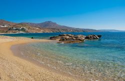 La baia di Kalafatis sull'isola di Mykonos. Le acque di questo membro delle Cicladi in Grecia presentano magnifiche sfumaturem dal verde al blu, ed i lturismo balneare fa da contraltare ...