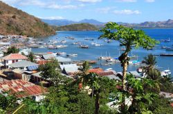 Baia sul Mar di Flores, sull'omonima isola dell'Indonesia - © Manamana / Shutterstock.com